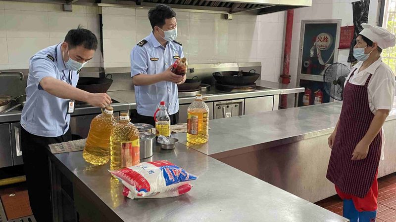 火锅底料自己熬与现成的区别：品质与便利的权衡