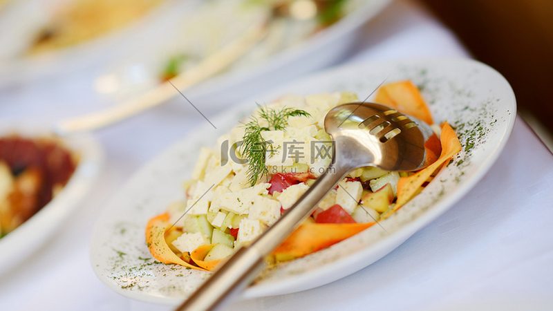 在选择食材配送系统时，首先要关注的是系统的功能与性能指标。以下是一些关键点：