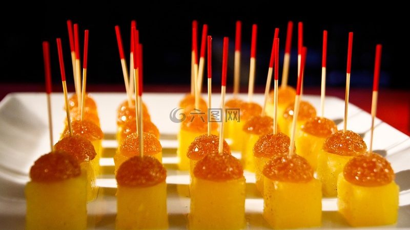 狗狗饼干与磨牙棒：揭秘宠物零食的差异化功能
